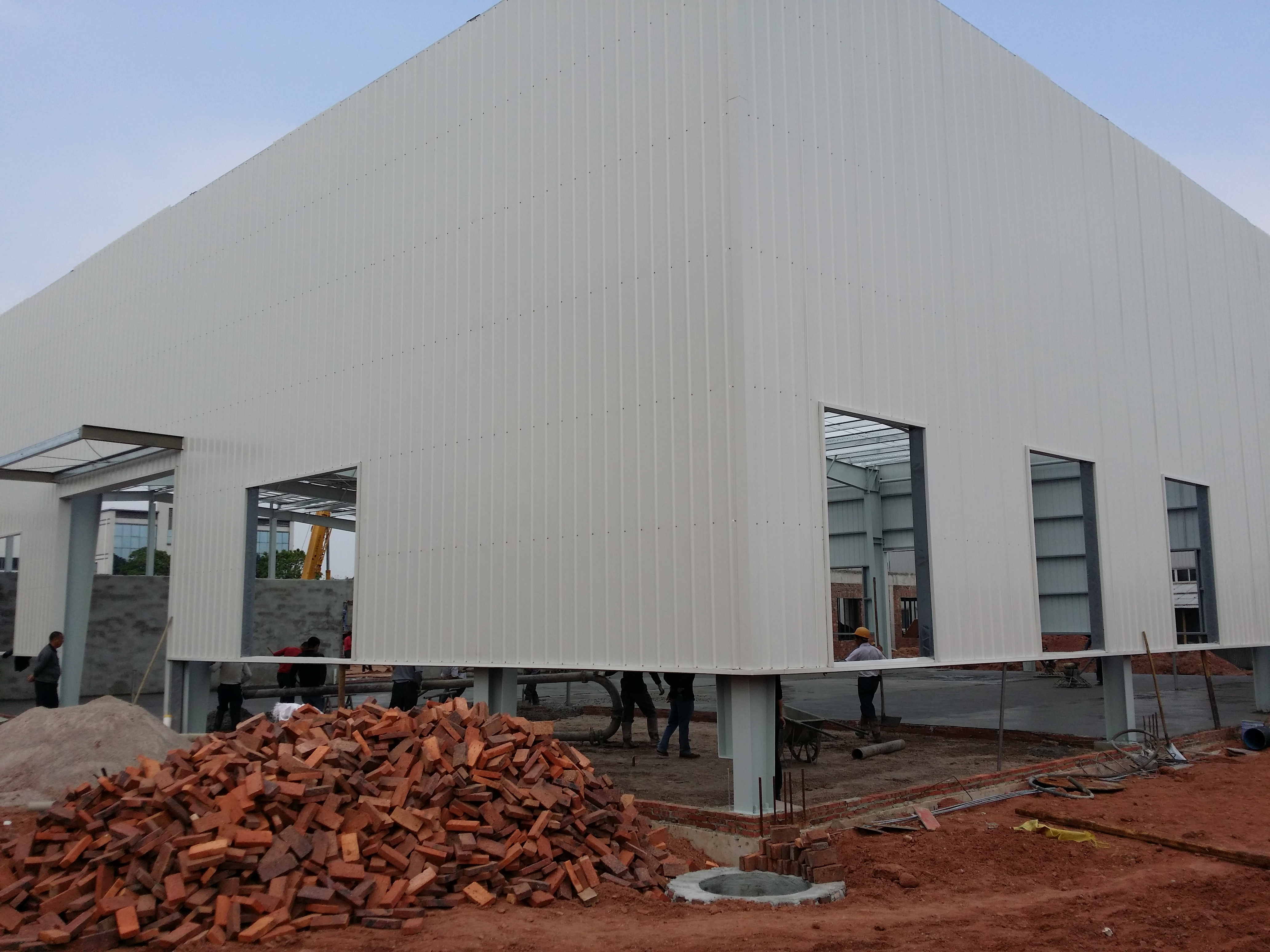 菲亞特4S店建造鋼結(jié)構(gòu)廠房工程實例及關(guān)鍵建材解析